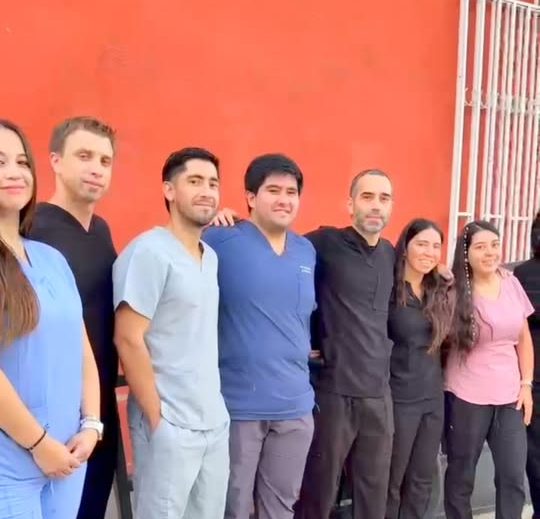 Equipo de Clínica La Cruz frente a la fachada